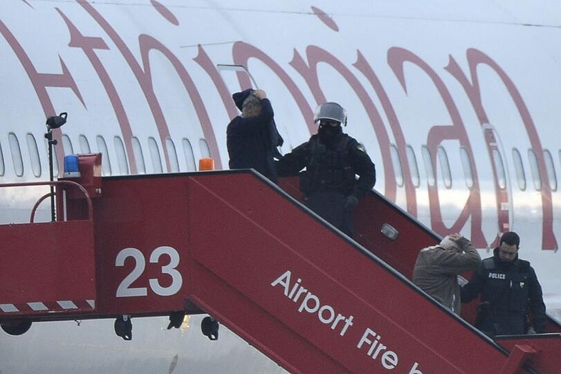 Das Sondereinsatzkommando der Polizei evakuiert die Boeing 767: Die Maschine der Ethiopian Airlines war entführt worden und landete außerplanmäßig in Genf.