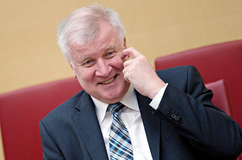 Hat wegen der Zeitumstellung eine Telefonkonferenz mit Angela Merkel verschlafen: Ministerpräsident Horst Seehofer.