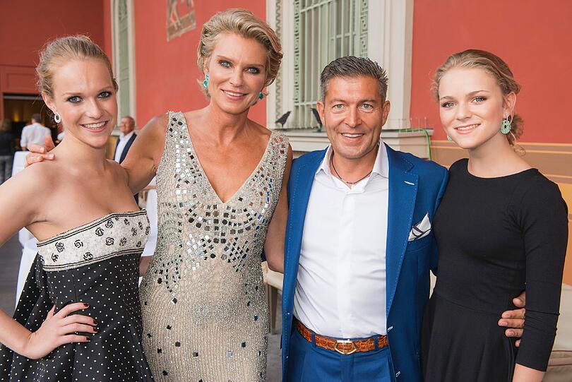 Gräfin Stephanie von Pfuel mit Töchtern Amelie und Milana und Gastgeber Thomas Jirgens