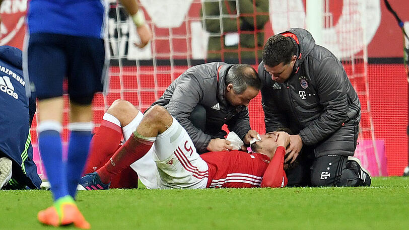 Sah schlimmer aus, als es war: Hummels Verletzung nach dem Zusammenstoß mit Höwedes.