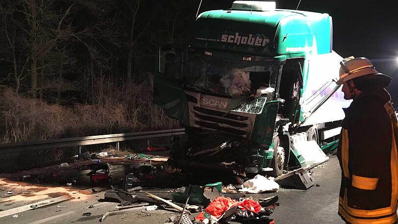 Nur wenige Stunden später kam es fast an der selben Stelle erneut zu einem tödlichen Unfall. Insgesamt drei Lkw waren daran beteiligt.