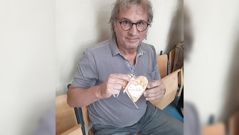 Walter Höfler mit dem umstrittenen Leckerli. Walter Höfler mit dem umstrittenen Leckerli.