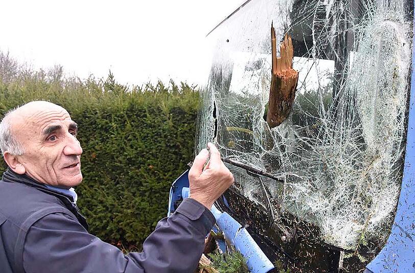 Die Bilder vom Verkehrsunfall in Waldtrudering: Ein Transporter kolldierte mit einem Linienbus, der nach dem Zusammenstoß in einem Vorgarten zum Stehen kam.