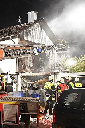 Das Feuer griff von der Garage auf das angrenzende Wohnhaus über.
