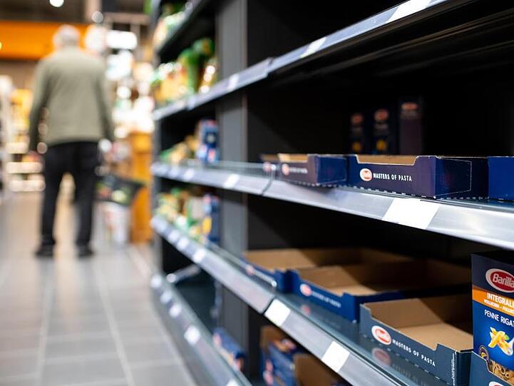 Leergekaufte Regale in einem Supermarkt in Bayern.