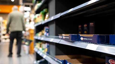 Leergekaufte Regale in einem Supermarkt in Bayern.
