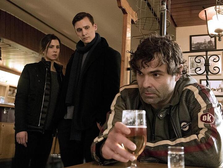 Die Kommissare Nora Dalay (Aylin Tezel) und Jan Pawlak (Rick Okon, M) mit dem ehemaligen Bergmann Stefan Kropp (Andreas Döhler) in einer Szene des "Tatort: Zorn"