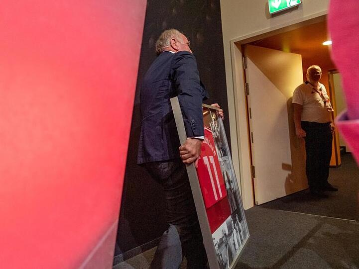 Uli Hoeneß, Präsident FC Bayern München, verlässt nach einer Pressekonferenz seines Vereins die Bühne. Foto: Peter Kneffel