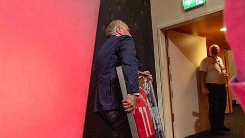 Uli Hoeneß, Präsident FC Bayern München, verlässt nach einer Pressekonferenz seines Vereins die Bühne. Foto: Peter Kneffel