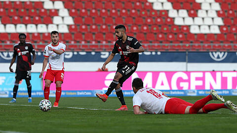 Sarpreet Singh bringt die Bayern-Amateure im Drittliga-Spiel beim FSV Zwickau mit 1:0 in Führung.