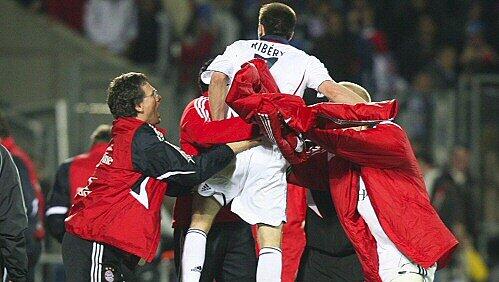 Jubelnde Bayern: die Mannschaft greift nach drei Titeln Jubelnde Bayern: die Mannschaft greift nach drei Titeln
