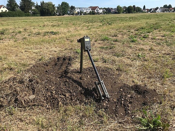 120 Anwohner müssen ihre Häuser verlassen, als ein Sprengkommando eine Flakgranate kontrolliert explodieren lässt. Im Lerchenauer Feld, wo Wohnungen entstehen sollen, könnte noch mehr Explosives
im Boden liegen.