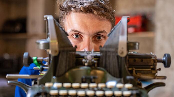 Die ersten Erfahrungen mit Schreibmaschinen haben sie als Jugendliche gemacht