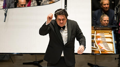 Der Dirigent Cristian Macelaru.