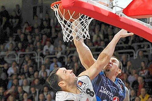 Nervenquetschung im Nackenbereich er- folgreich behandelt: Bambergs Topstar Predrag Suput (vorn) ist in Bremerhaven wieder am Ball.