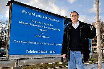 Ungewöhnliche Aktion mit großem Erfolg: Diese Plakatwand in Garmisch-Partenkirchen nutzte der Arzt Stefan Streng aus Mittenwald als Stellenanzeige: &bdquo;We need you &ndash; mir brauchn di&ldquo;. Jetzt ist ein Bewerber gefunden.