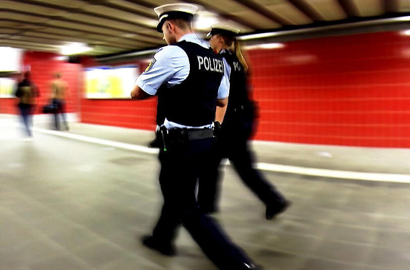 Randale im Meridian nach München: Am Mittwochnachmittag wurde ein Bahnmitarbeiter von einem betrunkenen Fahrgast attackiert.
