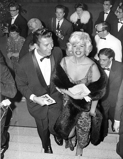 1961: Der Festivaljahrgang geht als «Busen-Berlinale» in die Geschichte der Internationalen Filmfestspiele ein. Die Protagonistin: Hollywoodstar Jayne Mansfield. Der Schauspielerin platzt vor versammelter Fotografenschar auf einer wilden Party das Kleid.