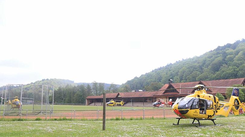 Rettungshubschrauber bringen die Verletzten Mitarbeiter in Krankenhäuser.