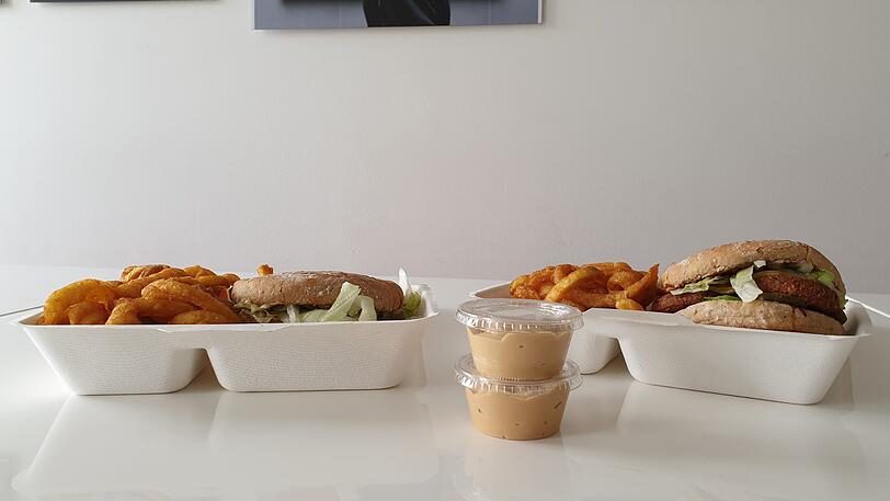 Burger, Beilagen, Soßen: eine Lieferung von den Burgerbuben.