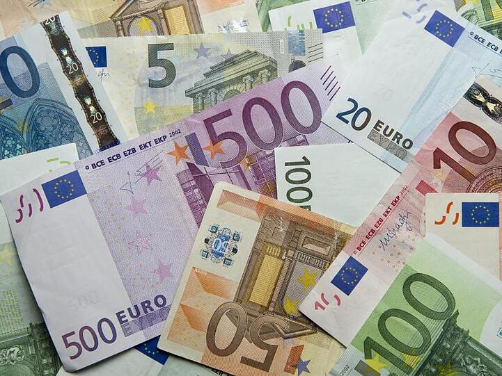 Zahlreiche Euro-Banknoten liegen auf einem Haufen. Foto: Daniel Reinhardt/dpa/Archivbild