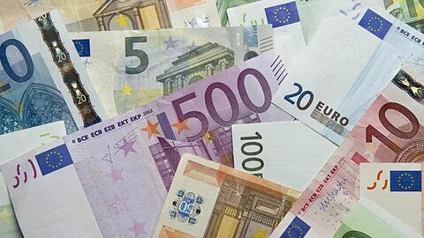 Zahlreiche Euro-Banknoten liegen auf einem Haufen. Foto: Daniel Reinhardt/dpa/Archivbild