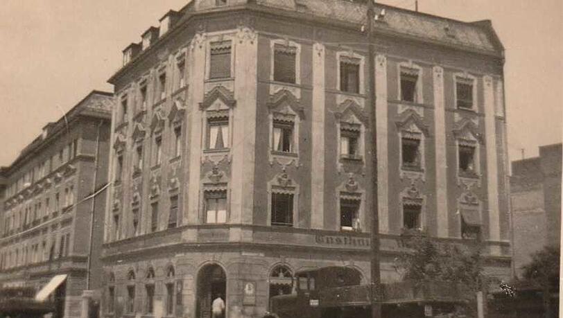 Ein reich verziertes Eckhaus: Ansicht um 1900. Ein reich verziertes Eckhaus: Ansicht um 1900.