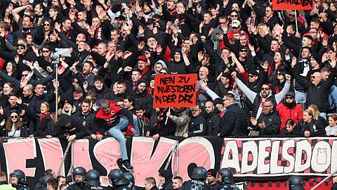 Nürnberger Fans protestieren mit einem Banner am Spielfeldrand gegen Investoren in der DFL.