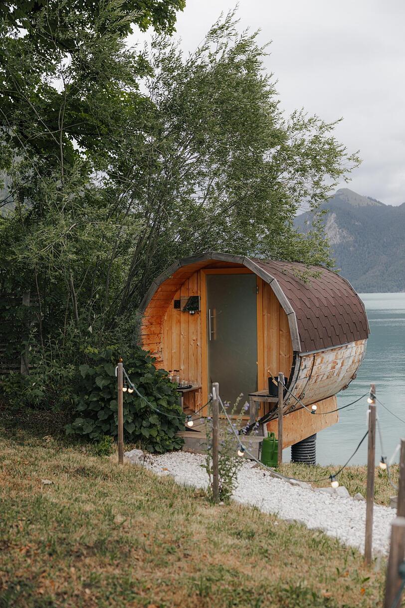 Perfekt im Herbst: aus dem Sauna-Fass rein in den See.