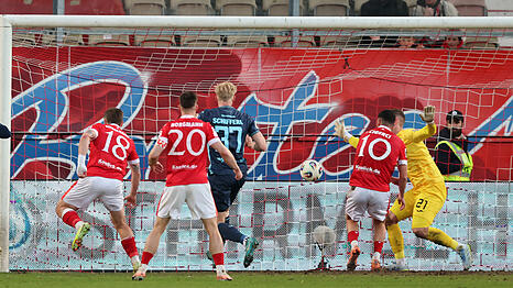 Erik Engelhardt trifft gegen den TSV 1860.