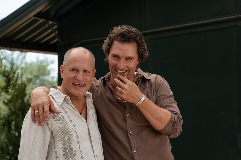 Sie lachen vor allem über sich selbst: Woody Harrelson (links) und Matthew McConaughey wollen bei Apple TV herausfinden, ob sie "Brothers" sind. Sie lachen vor allem über sich selbst: Woody Harrelson (links) und Matthew McConaughey wollen bei Apple TV herausfinden, ob sie "Brothers" sind.