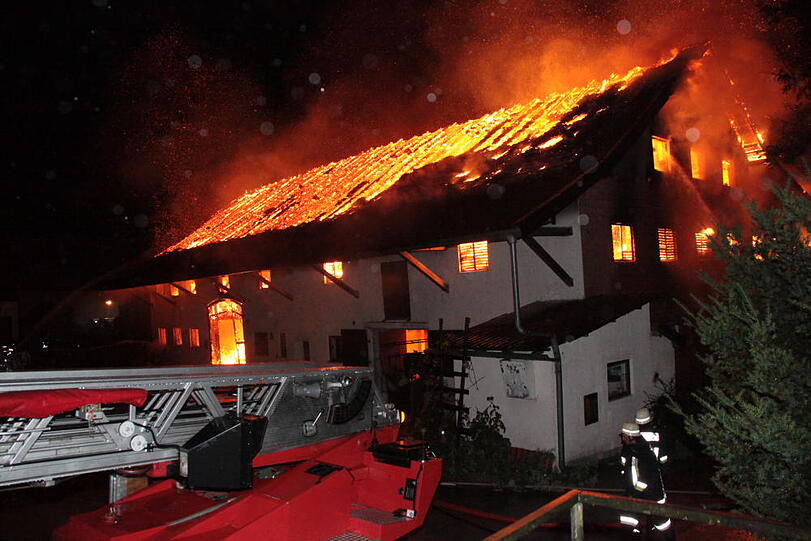 Das Dach des Bauernhofs glüht...
