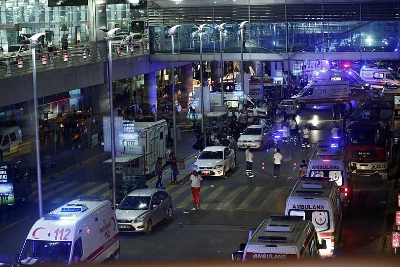 Bei dem Terroranschlag am Flughafen Atatürk in Istanbul haben sich zwei der Angreifer vor dem Ankunftsbereich des Internationalen Terminals in die Luft gesprengt, ein weiterer auf dem angrenzenden Parkplatz.