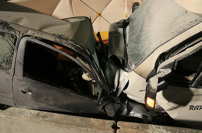 An einer Baustelle auf der A7 gerät ein Wohnmobil in den Gegenverkehr und kollidiert mit einem Opel. Der 21-jährige Fahrer des Kleinwagens ist sofort tot. Die Bilder des schrecklichen Unfalls.