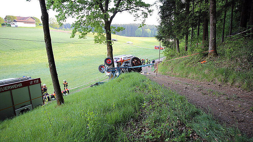 Der Mann wurde unter seinem eigenen Oldtimer-Traktor begraben. Die Bilder von der Unfallstelle.