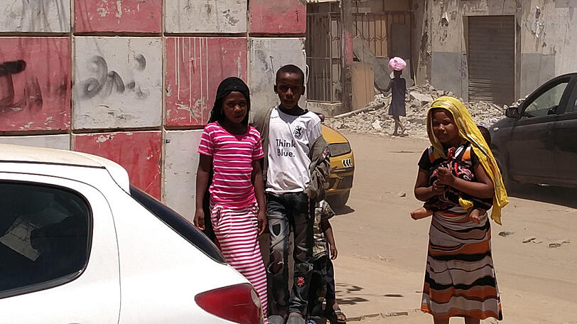 Ein Löwentrikot mitten in Dakar: Dieser kleine Fußballfan trägt sein Löwenleiberl mit Stolz.