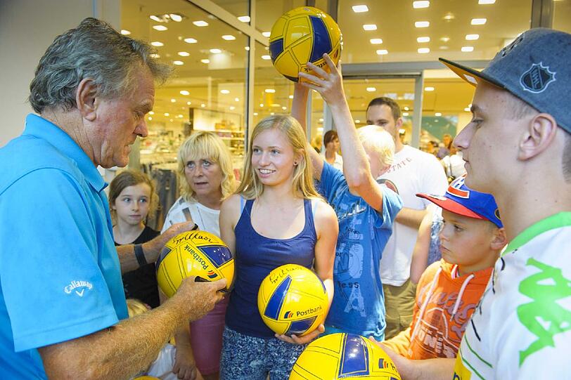 Signierte fleißig Bälle: Torwart-Legende Sepp Maier.