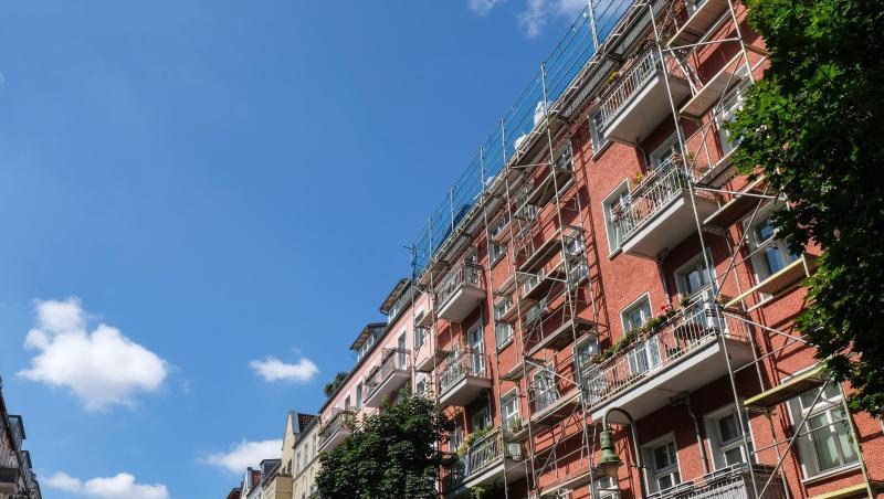 Sanierte und zum Teil eingerüstete Wohnhäuser im Berliner Prenzlauer Berg. Der geplante Berliner Mietendeckel lässt sich laut Städtetagspräsident Burkhard Jung nicht auf andere Großstädte kopieren. Sanierte und zum Teil eingerüstete Wohnhäuser im Berliner Prenzlauer Berg. Der geplante Berliner Mietendeckel lässt sich laut Städtetagspräsident Burkhard Jung nicht auf andere Großstädte kopieren.