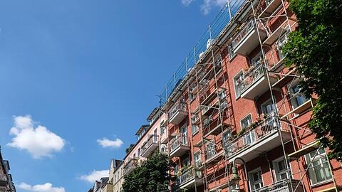Sanierte und zum Teil eingerüstete Wohnhäuser im Berliner Prenzlauer Berg. Der geplante Berliner Mietendeckel lässt sich laut Städtetagspräsident Burkhard Jung nicht auf andere Großstädte kopieren.