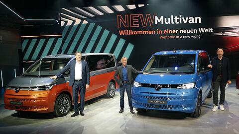 Stolz auf den Neuzugang (v. l.): VW Nutzfahrzeuge-Chef Carsten Intra, Design-Chef Albert Kirzinger und Lars Menge (Leiter Produktmarketing) mit zwei T7 Multivan.