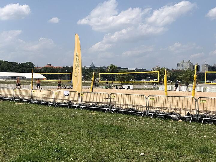Drei Beachvolleyball-Felder gibt es.