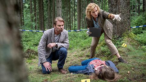 "Erzgebirgskrimi: Tödlicher Akkord": Hauptkommissar Robert Winkler (Kai Scheve) und Rechtsmedizinerin Charlotte von Sellin (Adina Vetter) am Tatort.