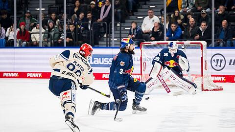 Schmerzen, was ist das? Dominik Bittner (M.) hat in dieser Saison bereits 13 Schüsse geblockt.