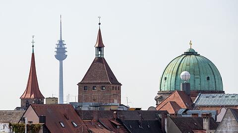 Abkühlung an heißen Tagen versprechen zum Beispiel Kirchen - wie hier in Nürnberg. (Archivbild)