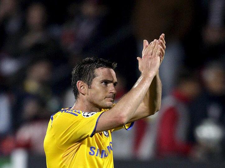Frank Lampard vom FC Chelsea applaudiert nach einem gewonnen CL-Spiel den Zuschauern.