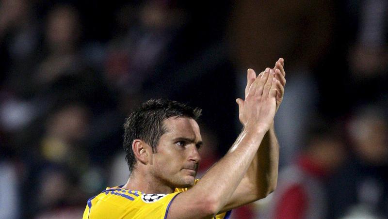 Frank Lampard vom FC Chelsea applaudiert nach einem gewonnen CL-Spiel den Zuschauern. Frank Lampard vom FC Chelsea applaudiert nach einem gewonnen CL-Spiel den Zuschauern.
