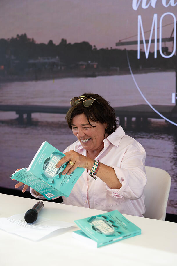 Vera Int-Veen liest aus Nike Schr&ouml;ders neuem Buch "Die Kunst, stark zu bleiben, wenn alles zu viel ist"