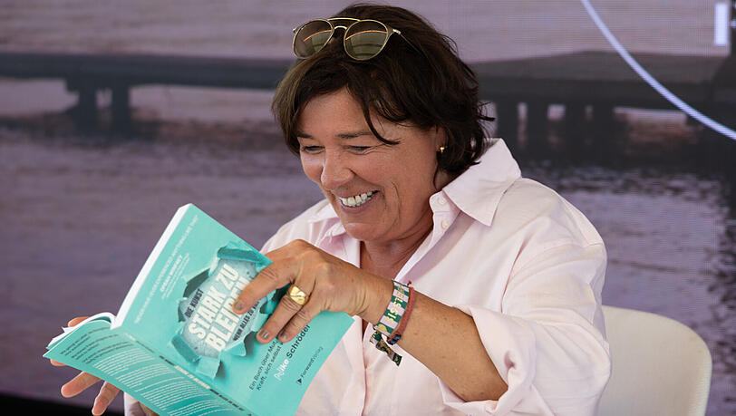 Vera Int-Veen liest aus Nike Schr&ouml;ders neuem Buch "Die Kunst, stark zu bleiben, wenn alles zu viel ist"