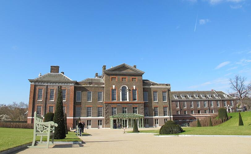 Der Haupteingang zum neu gestalteten Besucherzentrum des Kensington Palace, in den demnächst William und Kate einziehen sollen. Nach jahrelangem Umbau steht das historische Bauwerk mitten in London ab 26. März wieder Besuchern offen - zumindest teilweise.