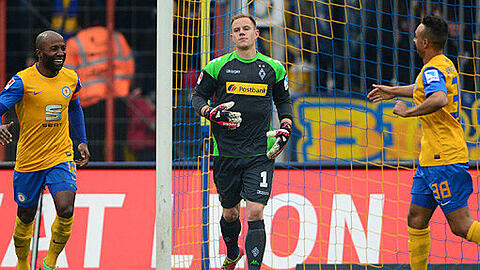Marc-André ter Stegen (M.) patzte gegen Braunschweig schwer.